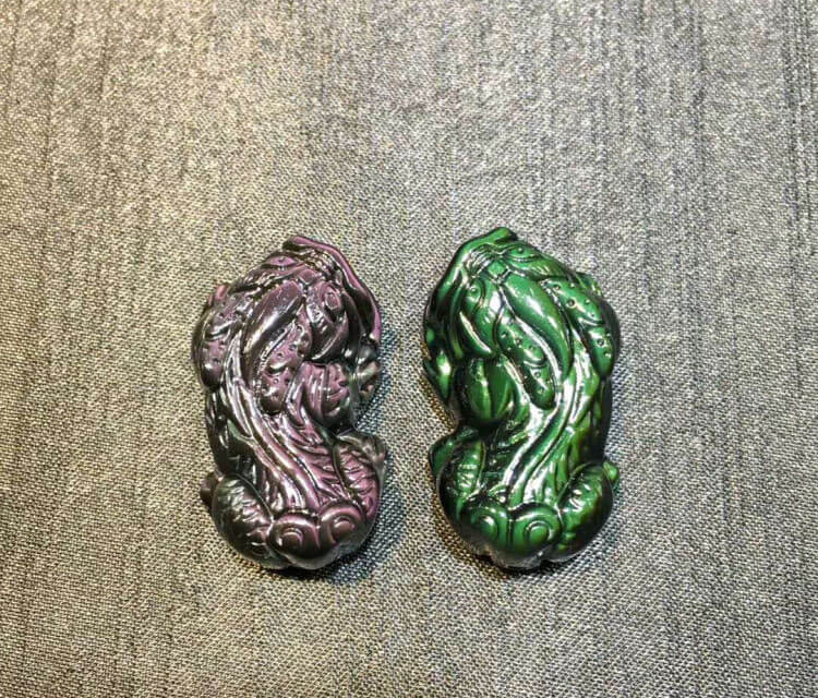 强光照射下的黑曜石貔貅