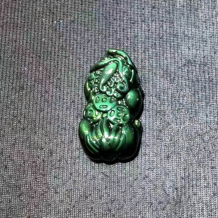 强光照射下的黑曜石貔貅