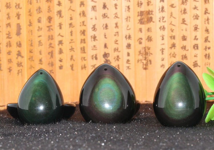强光照射下的黑曜石