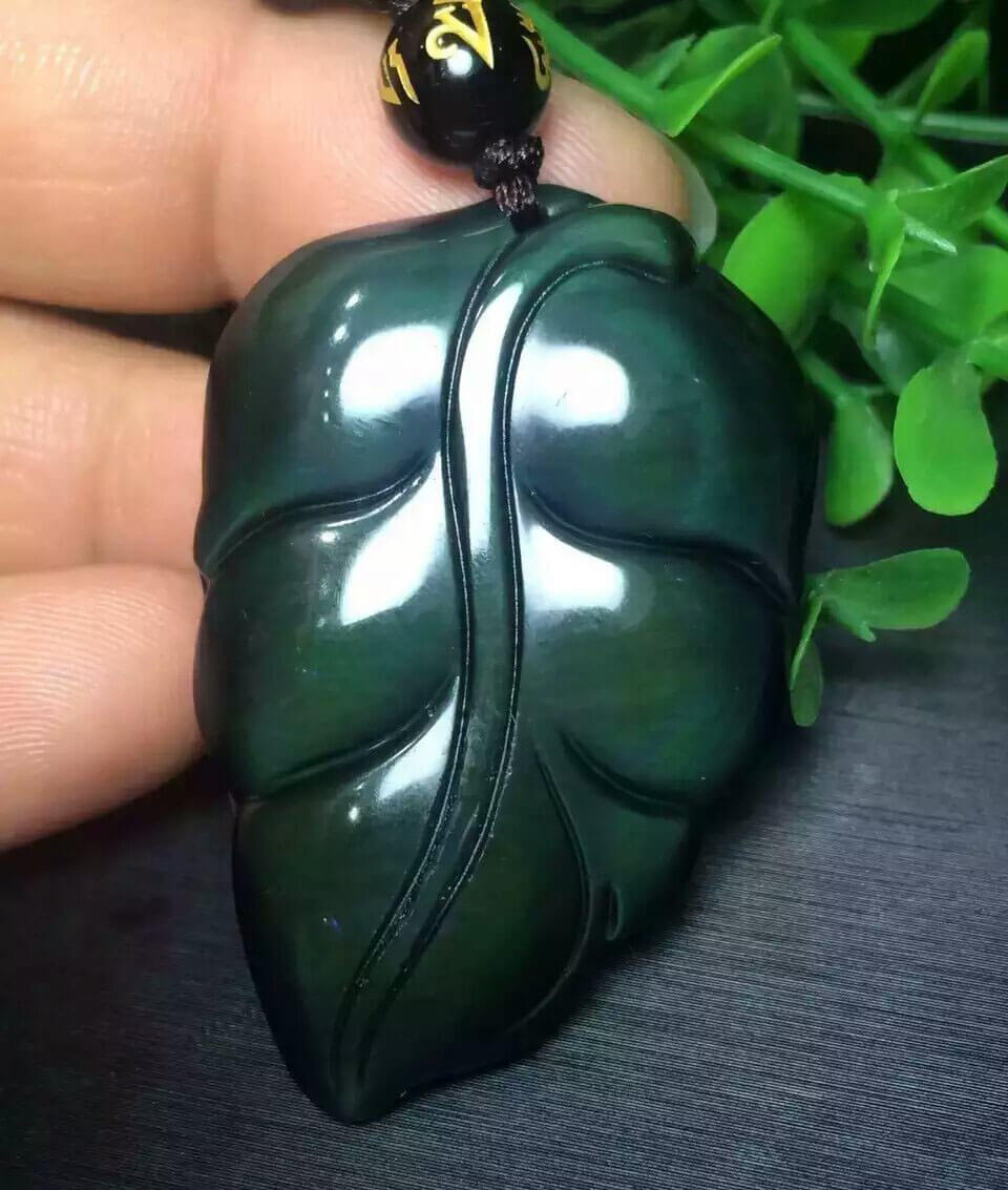 强光照射下的黑曜石如意添禄