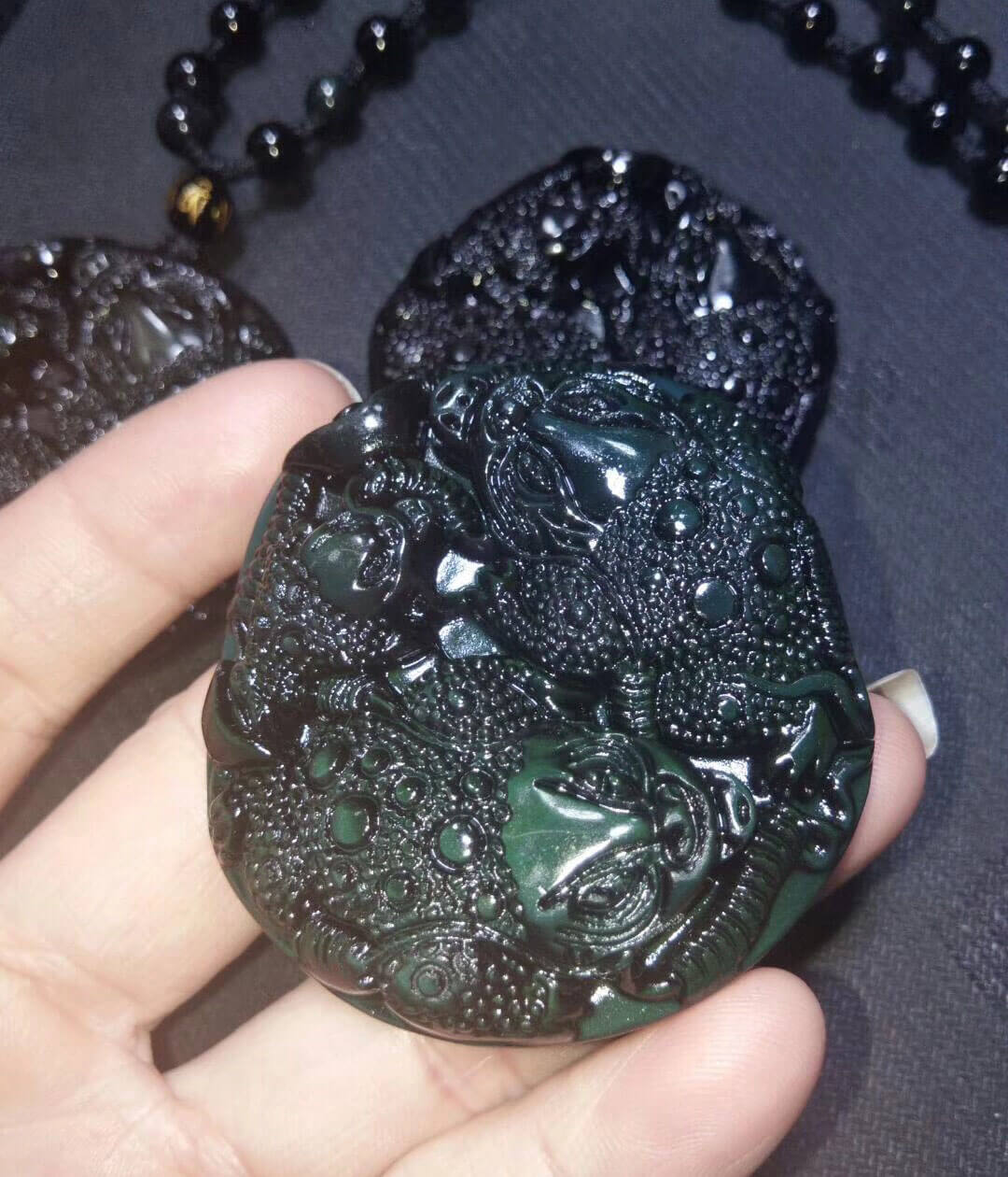 强光照射下的黑曜石三角金蟾