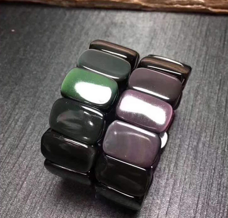 强光照射下的黑曜石手镯