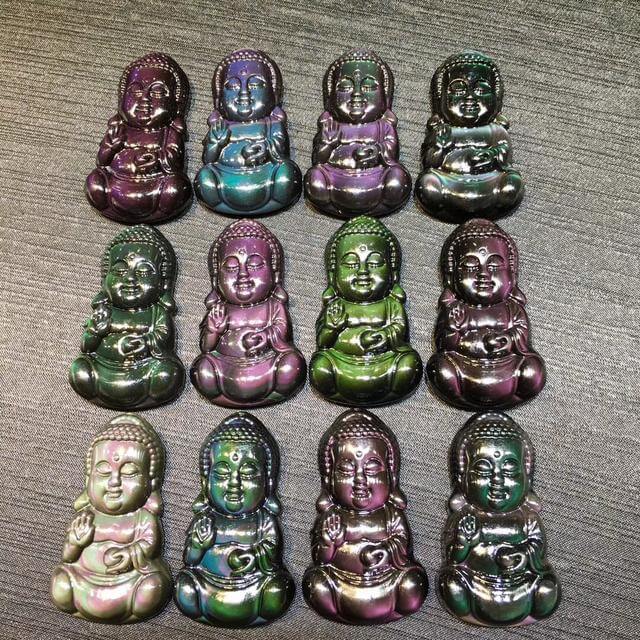 强光照射下的黑曜石娃娃佛