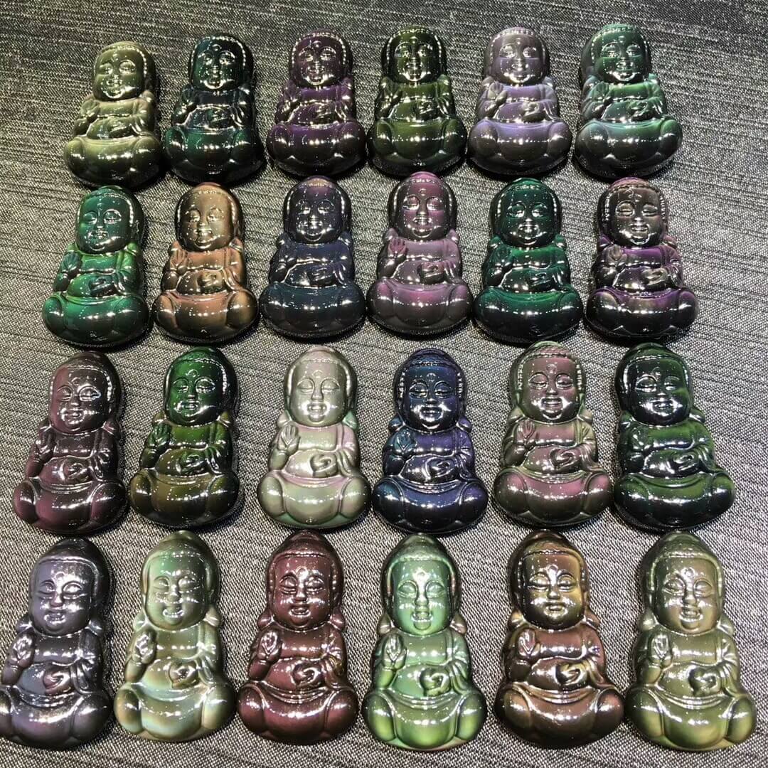 强光照射下的黑曜石娃娃佛