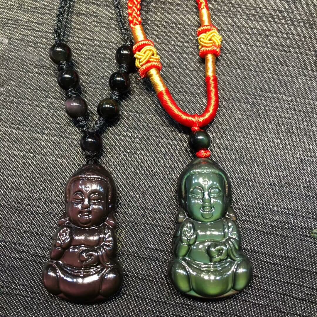 强光照射下的黑曜石娃娃佛