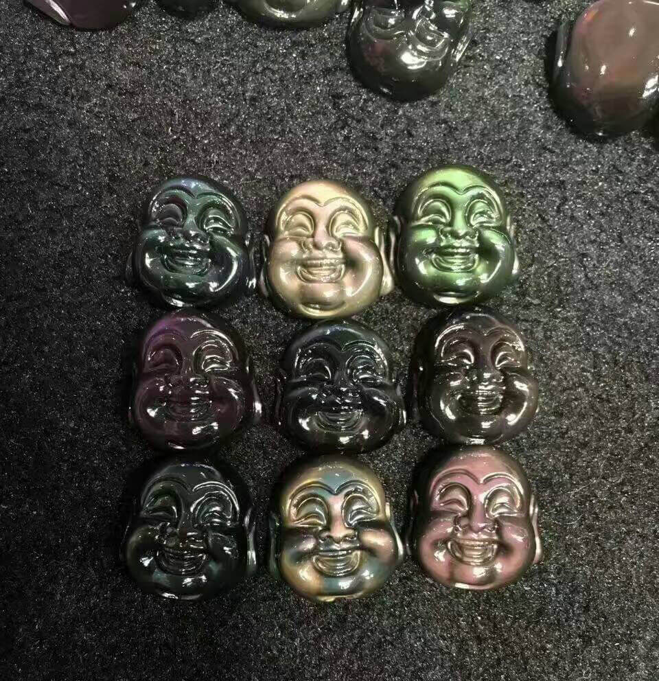 强光照射下的黑曜石笑面佛
