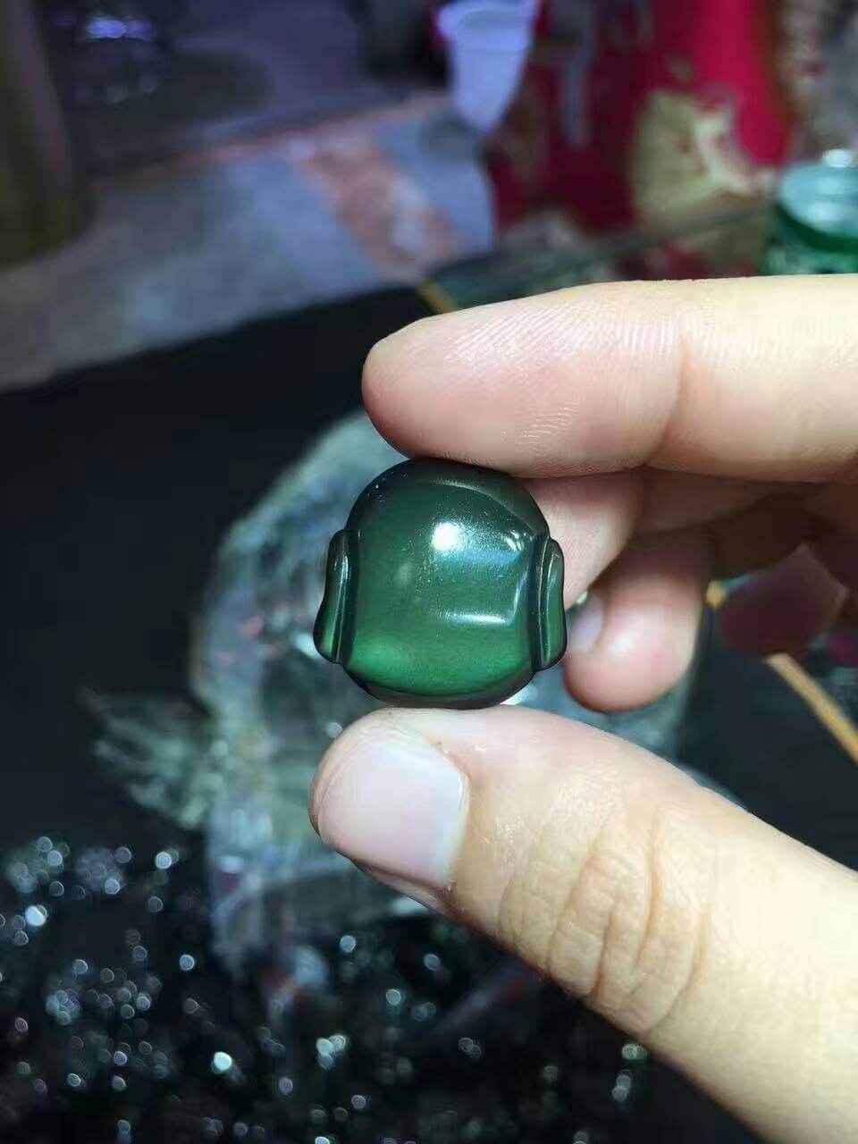 强光照射下的黑曜石笑面佛