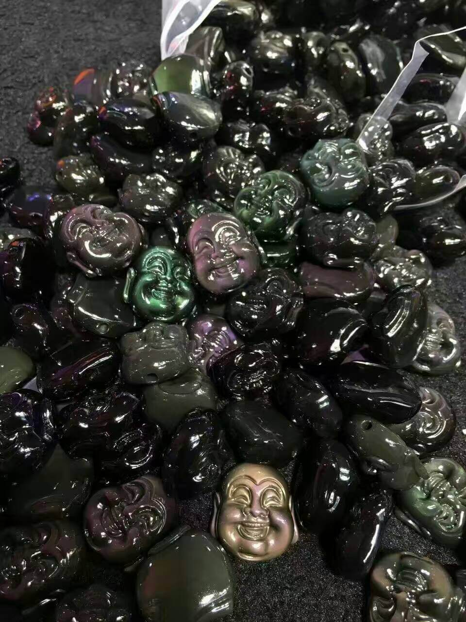 强光照射下的黑曜石笑面佛
