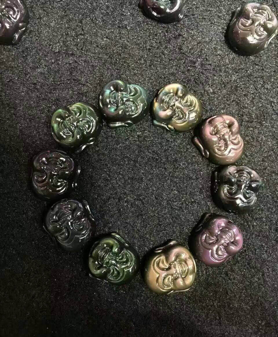 强光照射下的黑曜石笑面佛