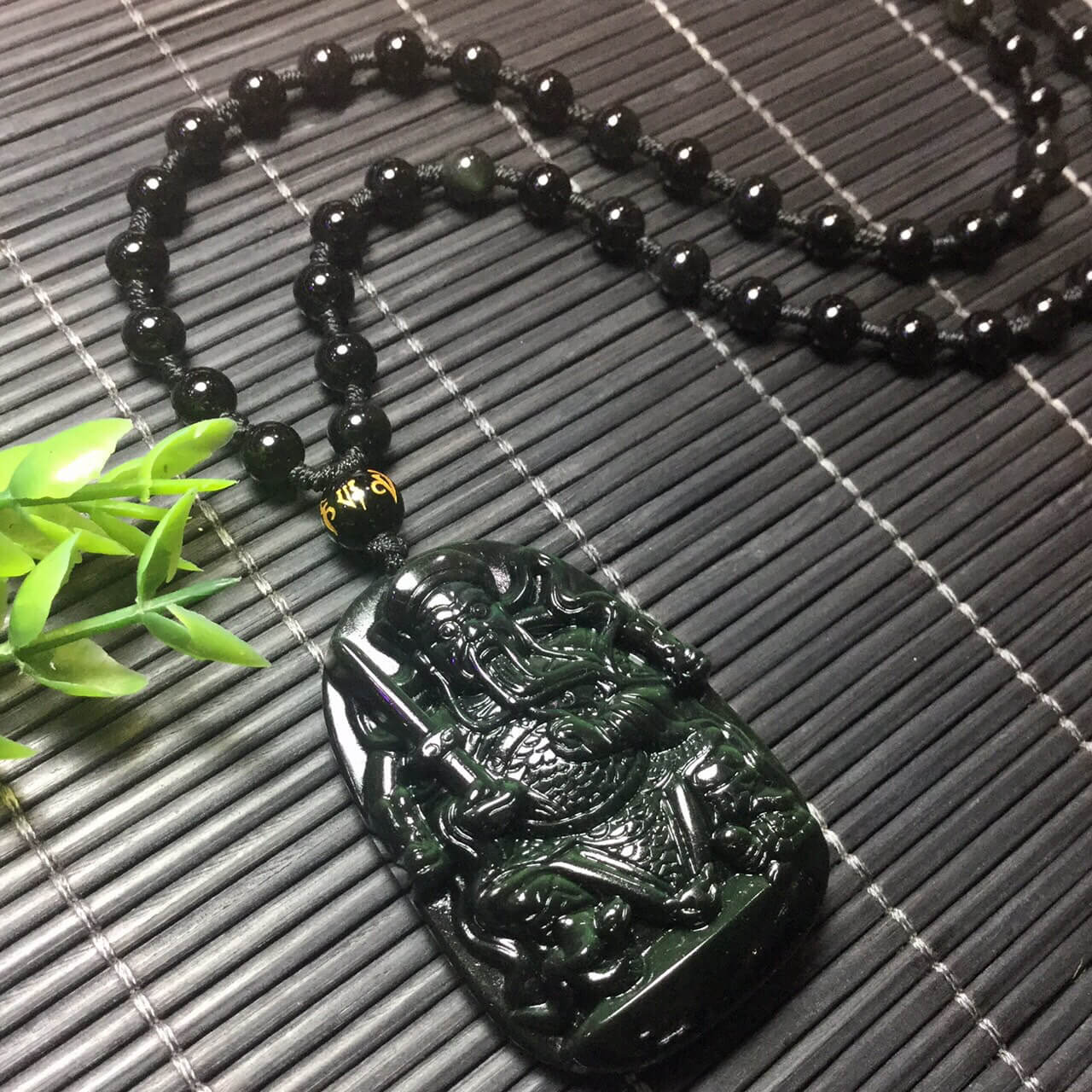 强光照射下的黑曜石玄武大帝