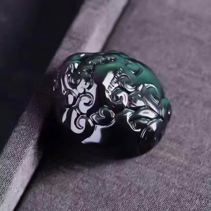强光照射下的黑曜石有求必应