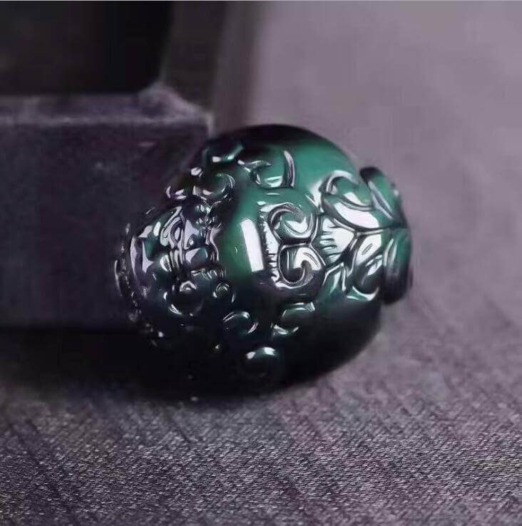强光照射下的黑曜石有求必应