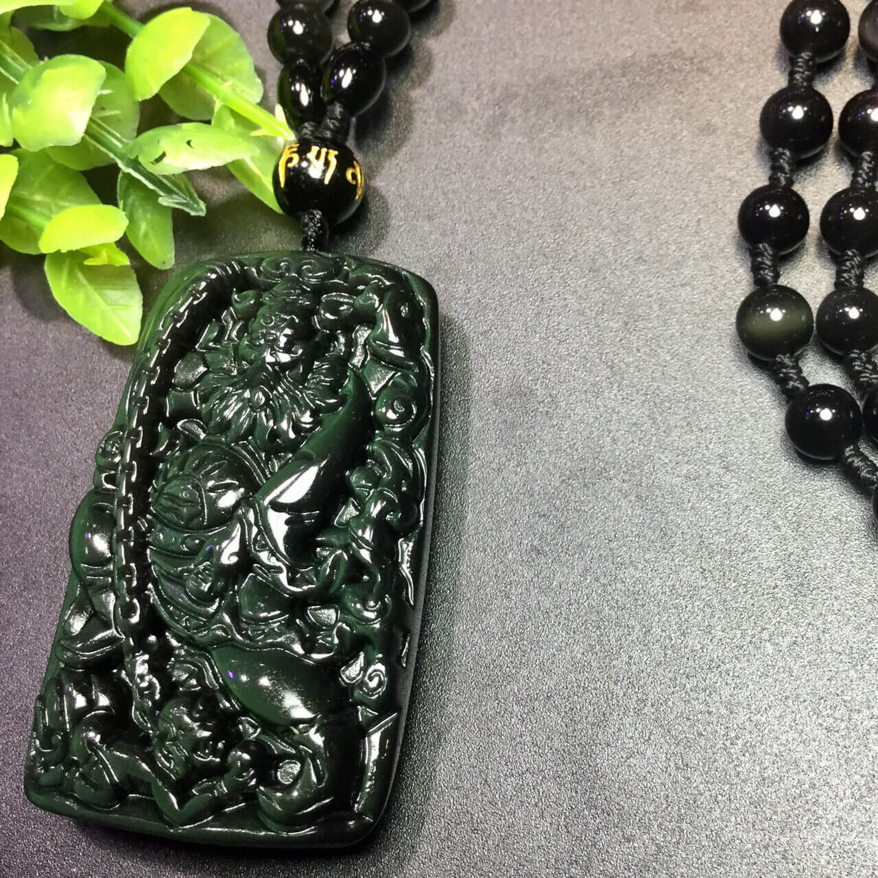 强光照射下的黑曜石钟馗