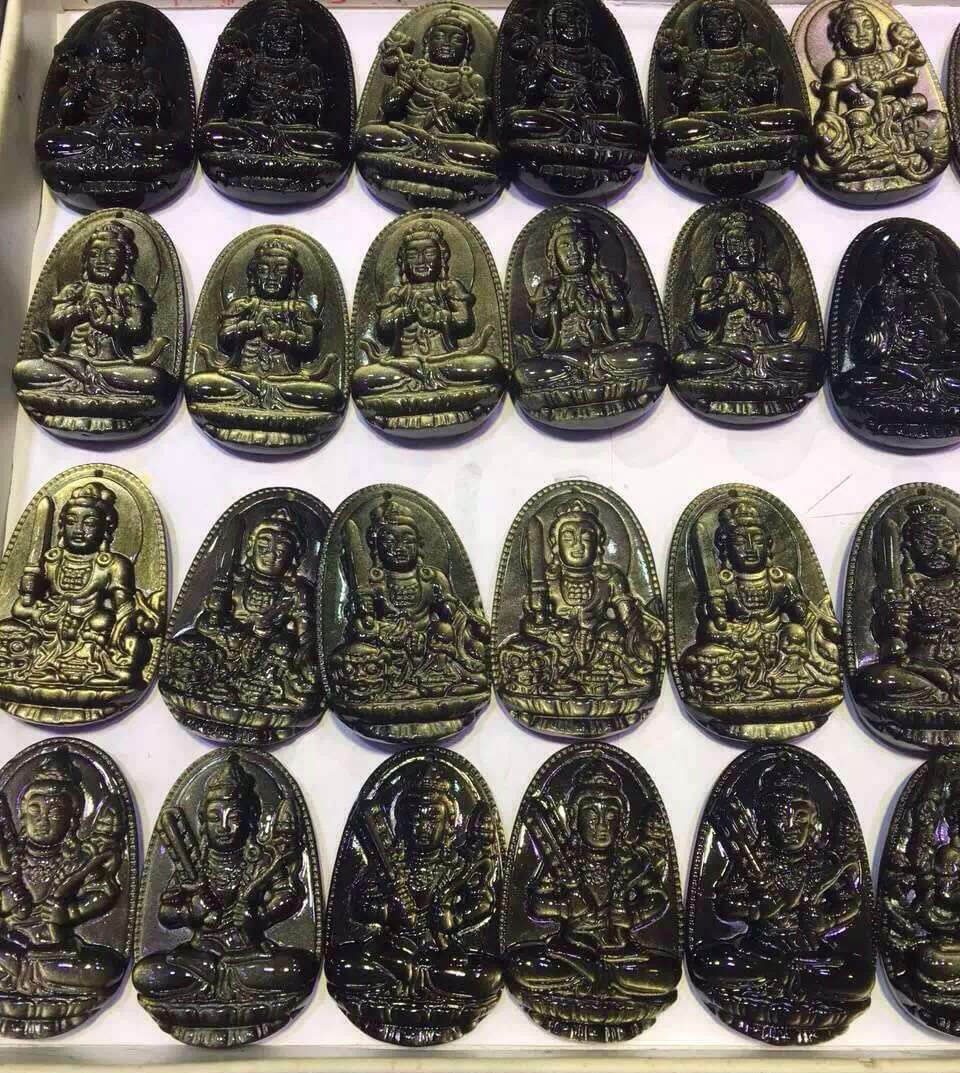 强光照射下的金曜石本命佛