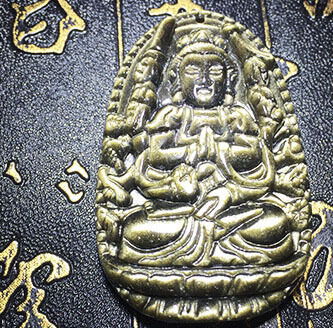 强光照射下的金曜石本命佛