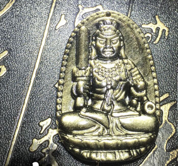 强光照射下的金曜石本命佛