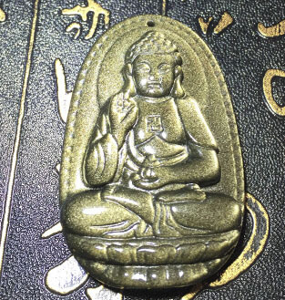 强光照射下的金曜石本命佛