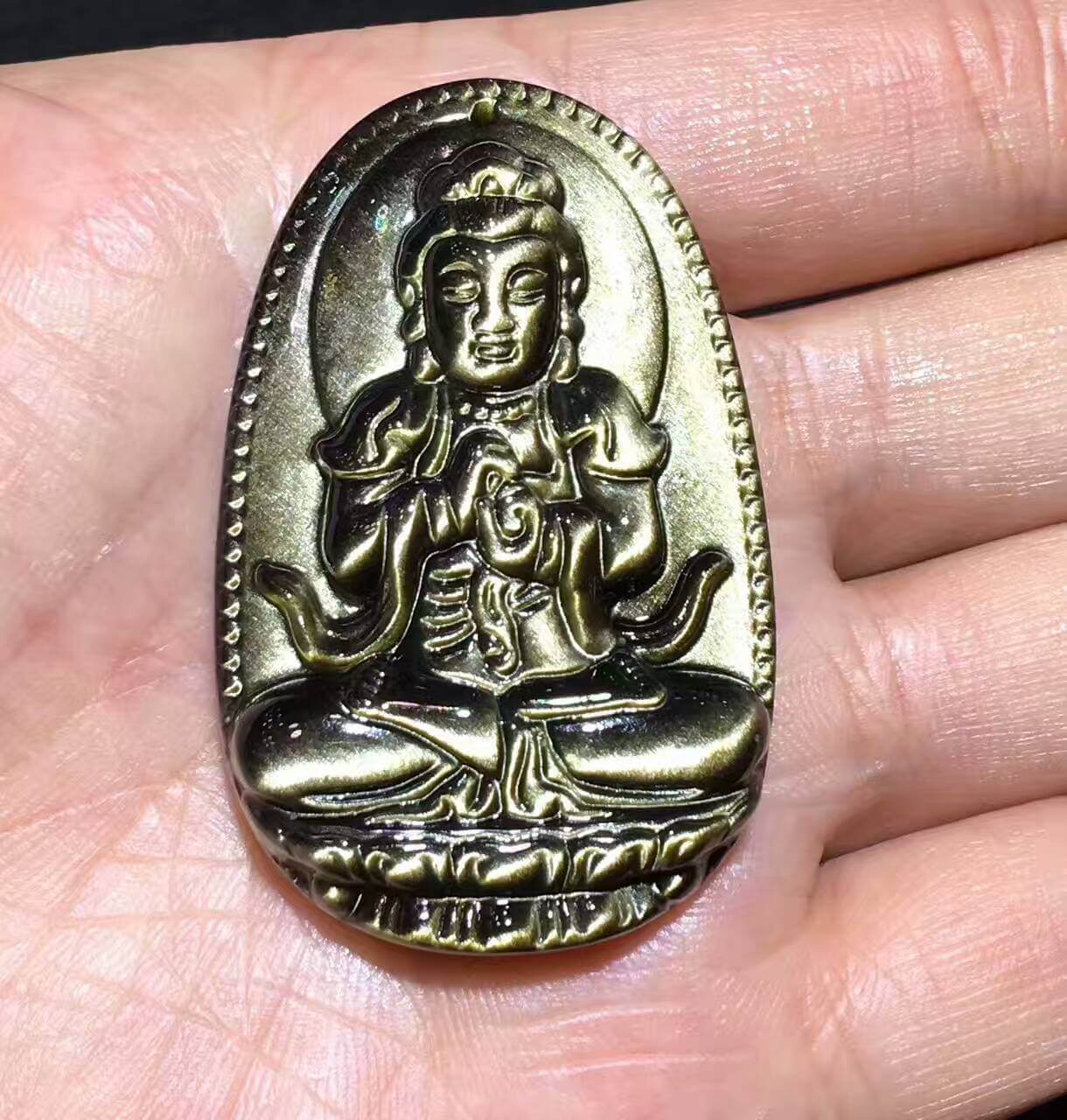 强光照射下的金曜石本命佛