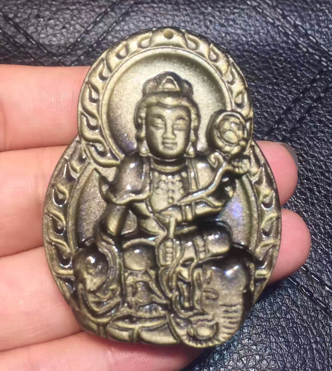 强光照射下的金曜石本命佛