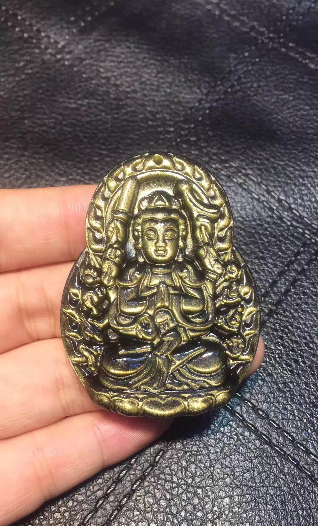 强光照射下的金曜石本命佛
