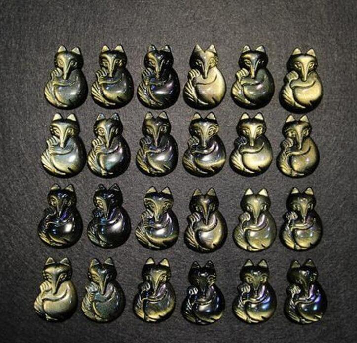 强光照射下的金曜石狐狸
