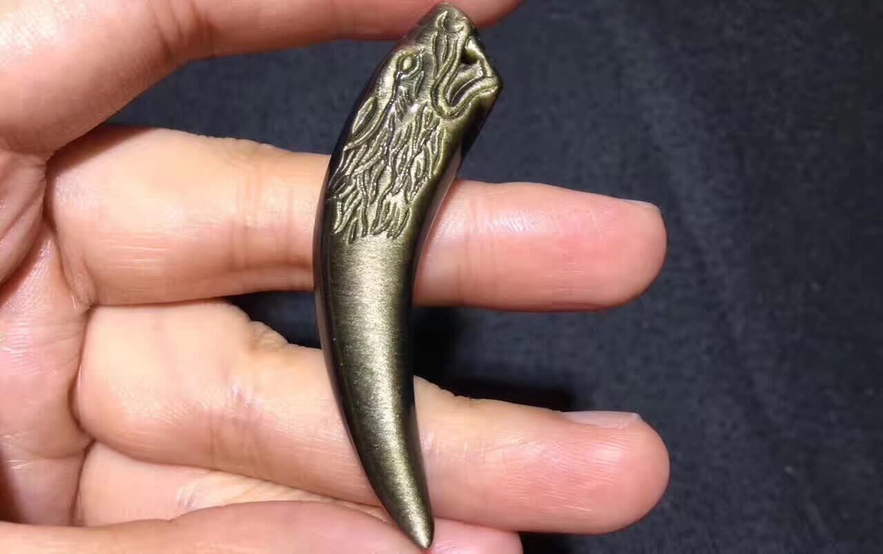 强光照射下的金曜石狼牙
