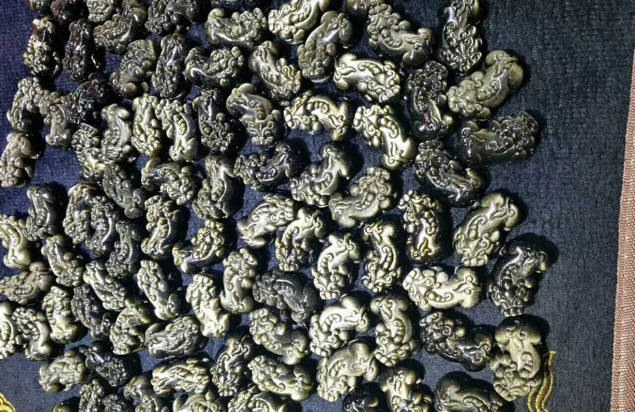 强光照射下的金曜石貔貅